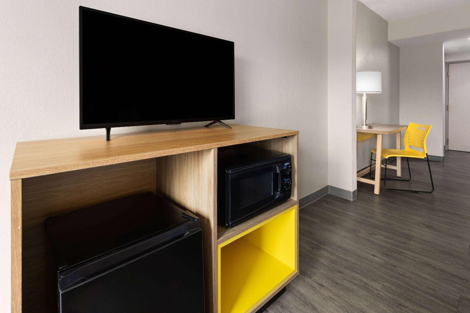 Days Inn & Suites By Wyndham Albany Dış mekan fotoğraf